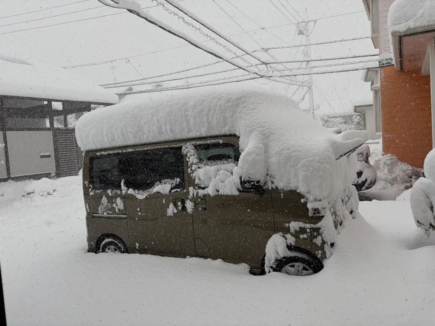 朝起きたら雪がーー😱車が成長していました🤣