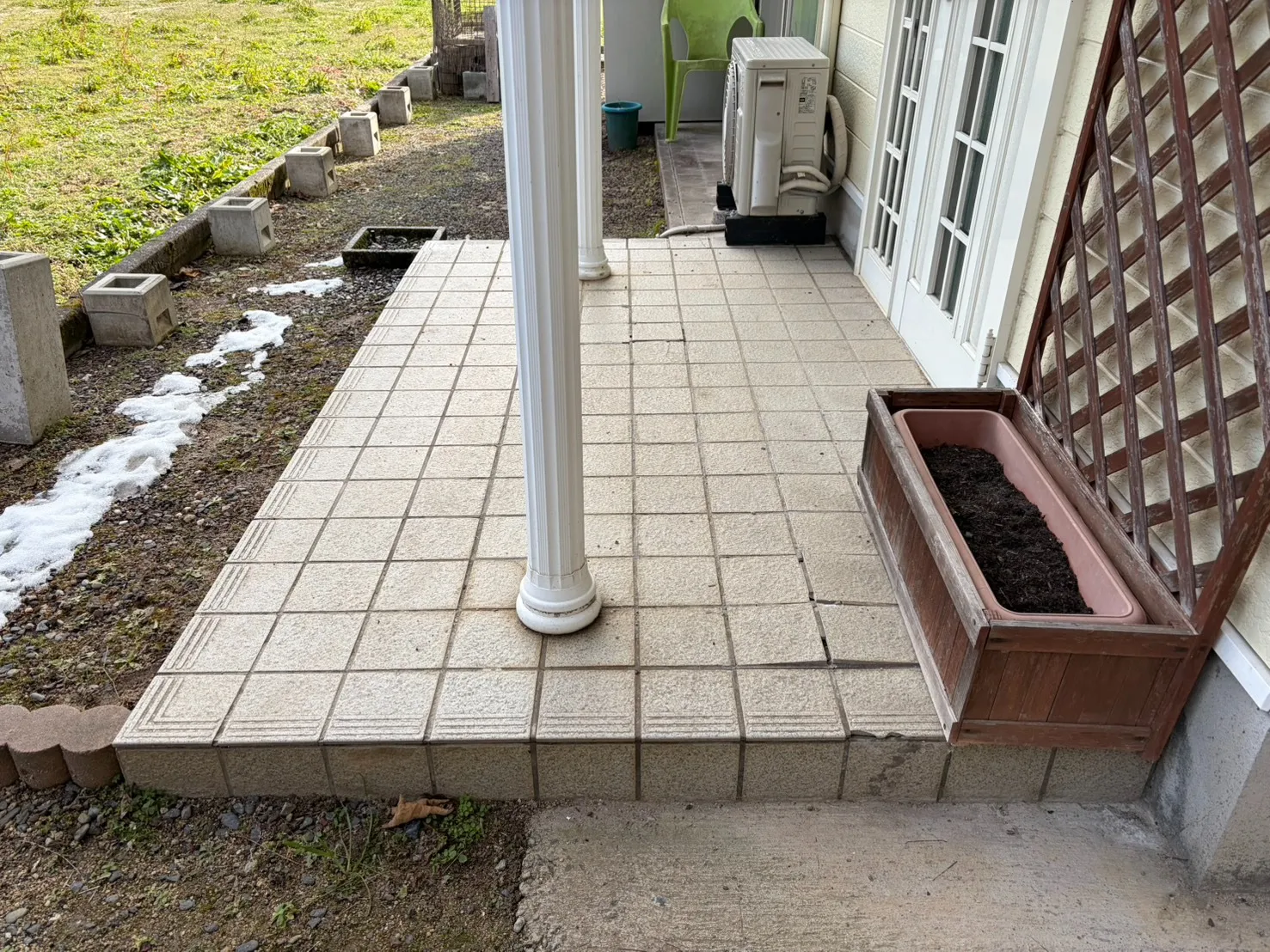 地震被害による玄関ポーチの補修のご相談