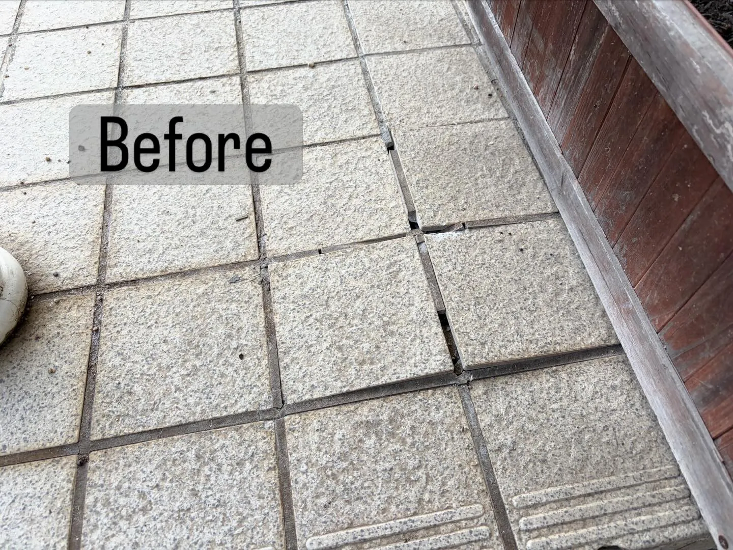 地震の影響で玄関ポーチのタイルが割れてしまったとのことで、ご...