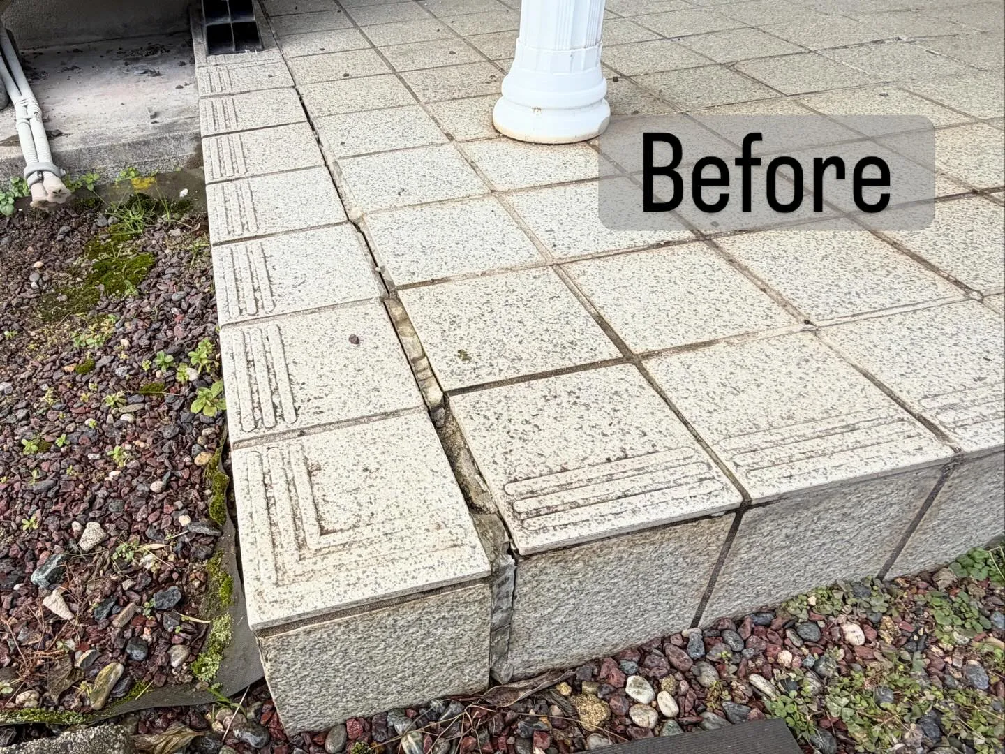 地震の影響で玄関ポーチのタイルが割れてしまったとのことで、ご...